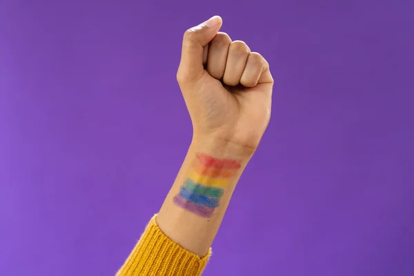 紧紧地抓住一个手举着Lgbt旗 背带紫色背景的比利卡人 Lgbt Pride Concept — 图库照片