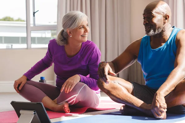 快乐的年长者夫妇正在练习瑜伽和说话 在家中度过高质量时间和退休的概念 — 图库照片
