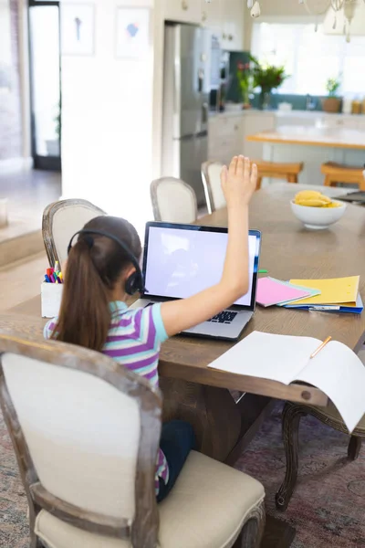 카프카스 소녀는 거실에서 컴퓨터를 배우고 컴퓨터를 헤드폰으로 — 스톡 사진