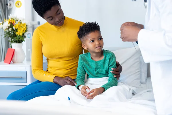 Усміхаючись Афроамериканському Синові Пацієнту Матір Лікарем Лікарні Лікарня Медичні Медичні — стокове фото
