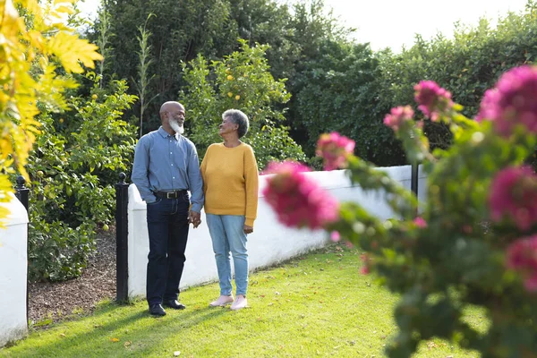 Bild Lyckliga Afrikanska Amerikanska Senior Par Promenader Trädgården Familj Och — Stockfoto