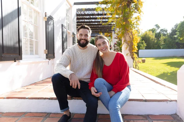 Bahçedeki Terasta Kameraya Gülümseyen Mutlu Beyaz Bir Çiftin Portresi Hayatı — Stok fotoğraf