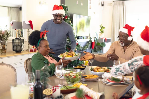 Feliz Familia Afroamericana Pasando Tiempo Juntos Teniendo Comida Navidad Navidad — Foto de Stock