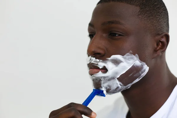 Afro Américain Rasage Visage Dans Salle Bain Inclusivité Autosoin Santé — Photo