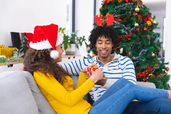 아프리카 미국인 거실에 선물을 있습니다 크리스마스에 시간보내기 — 스톡 사진