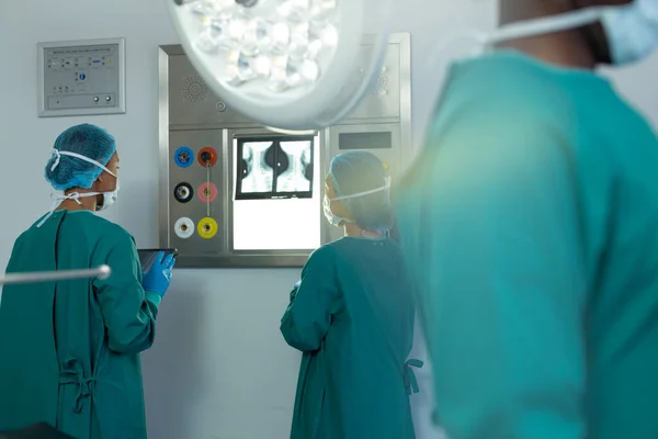 Dva Různí Chirurgové Studující Rentgen Operačním Sále Kolegyně Popředí Nemocniční — Stock fotografie