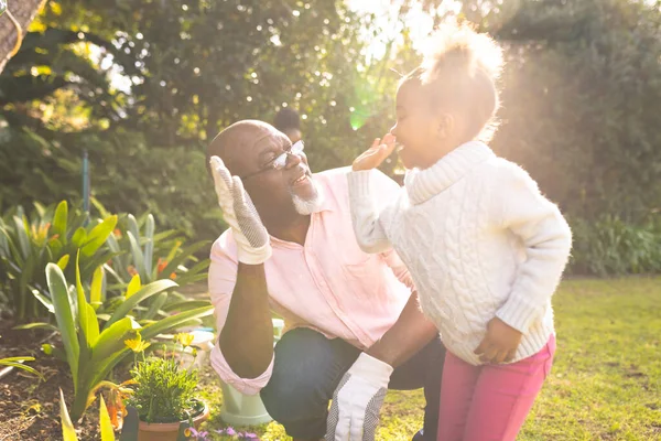 Африканський Батько Дочка Проводять Час Разом Саду Садівництві Сімейний Час — стокове фото