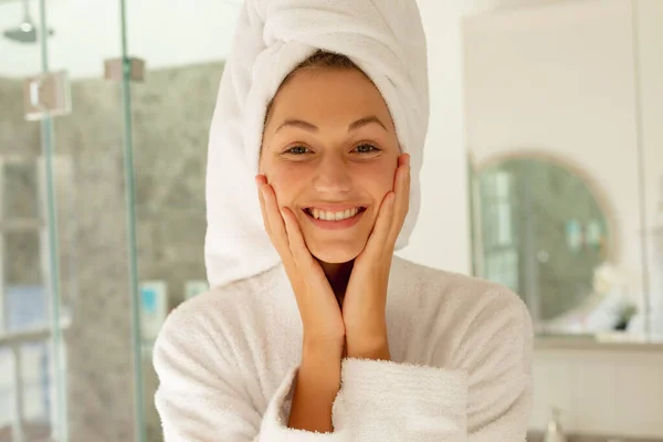 Retrato Mulher Caucasiana Feliz Vestindo Roupão Sorrindo Banheiro Passar Tempo — Fotografia de Stock