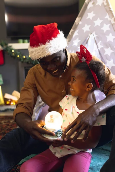 非洲裔美国人的父亲和女儿坐在帐篷里的纵向图片 圣诞节 童年和庆祝概念 — 图库照片