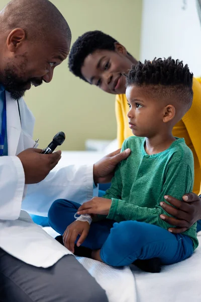 Αφροαμερικάνος Γιατρός Μιλάει Αγορίστικο Ασθενή Μητέρα Στο Νοσοκομείο Αντίγραφο Χώρου — Φωτογραφία Αρχείου