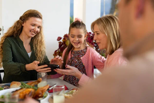 Imagem Multi Geração Jantar Família Caucasiana Usando Smartphone Família Passar — Fotografia de Stock