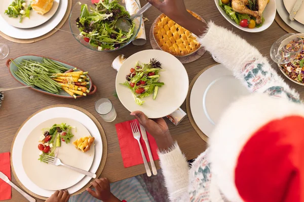 Afrika Kökenli Amerikalı Aileler Noel Yemeği Yiyerek Vakit Geçiriyorlar Noel — Stok fotoğraf
