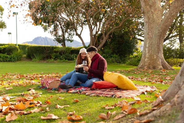 Egy Vidám Változatos Párról Akik Piknikeznek Őszi Parkban Szerelem Kapcsolat — Stock Fotó