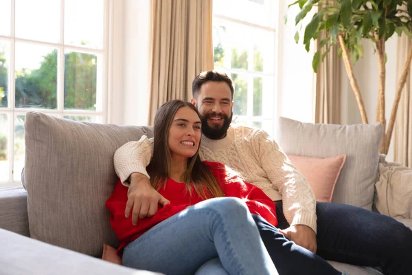 快乐的高加索夫妇坐在客厅的沙发上 微笑着拥抱着 看电视 家庭生活 闲暇时间 浪漫和团结的概念 — 图库照片