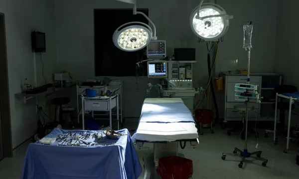 Aydınlatılmış Cerrahi Işıklar Tıbbi Ekipmanlar Karanlık Ameliyathanelerde Monitör Ekranları Hastane — Stok fotoğraf