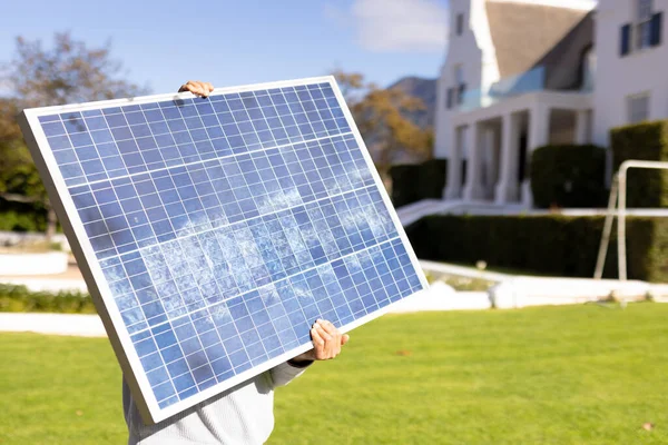 Bild Eines Kaukasischen Mannes Mit Sonnenkollektor Garten Grüne Energie Umweltbewusstsein — Stockfoto