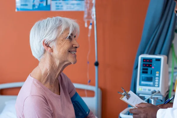 笑顔の高齢の白人女性患者は 彼女の血圧が病院で撮影しています コピースペースと 医療サービス — ストック写真