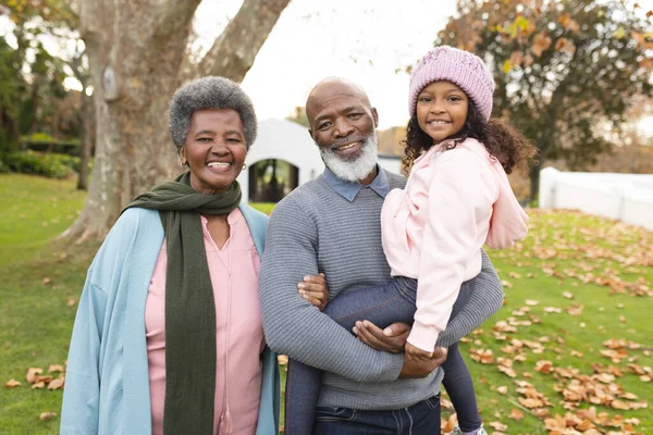 Afbeelding Van Gelukkige Afrikaanse Amerikaanse Grootouders Kleindochter Herfsttuin Familie Kwaliteitstijd — Stockfoto