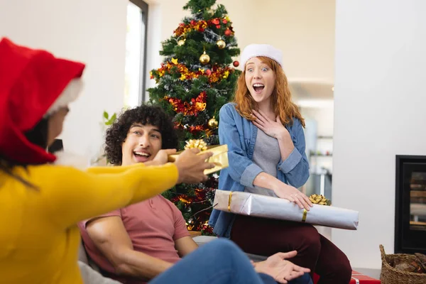 Felices Amigos Diversos Con Sombreros Santa Regalos Navidad Navidad Celebración — Foto de Stock