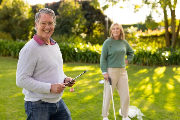 庭で幸せな白人のシニア男性と女性のイメージ 家族と一緒に質の高い時間を過ごすコンセプト — ストック写真