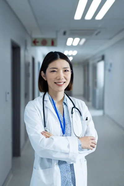Vertikalt Porträtt Leende Asiatisk Kvinnlig Läkare Sjukhuskorridoren Kopiera Utrymme Sjukhusvård — Stockfoto