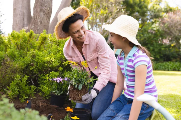 Caucasian Mother Daughter Spending Time Together Garden Planting Family Time — Stock Photo, Image