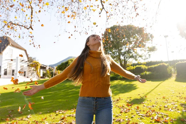 Χαρούμενη Καυκάσια Γυναίκα Που Διασκεδάζει Πετώντας Φύλλα Στον Ηλιόλουστο Φθινοπωρινό — Φωτογραφία Αρχείου