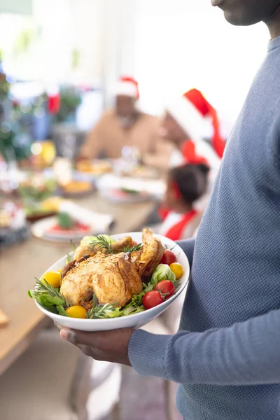 Mutlu Afro Amerikan Ailesi Noel Yemeği Yiyerek Birlikte Vakit Geçiriyor — Stok fotoğraf