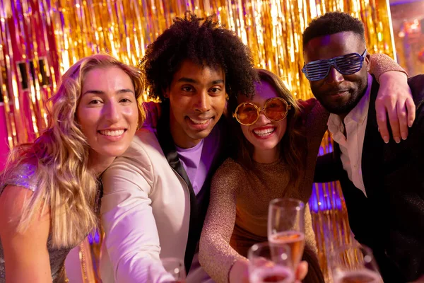 ナイトクラブでシャンパンを飲んでいる4人の幸せな多様な友人の肖像画 楽しさ 飲み物 包括性とパーティーのコンセプト — ストック写真