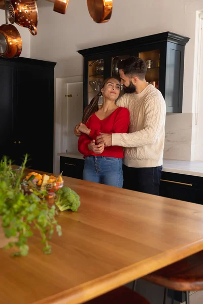 Mutfakta Gülümseyen Kucaklaşan Mutlu Beyaz Çift Hayatı Boş Zaman Romantizm — Stok fotoğraf