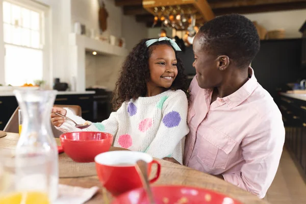 想象一下快乐的非洲裔美国女孩和妈妈一起吃早餐的情景 家庭与共同度过美好时光的概念 — 图库照片