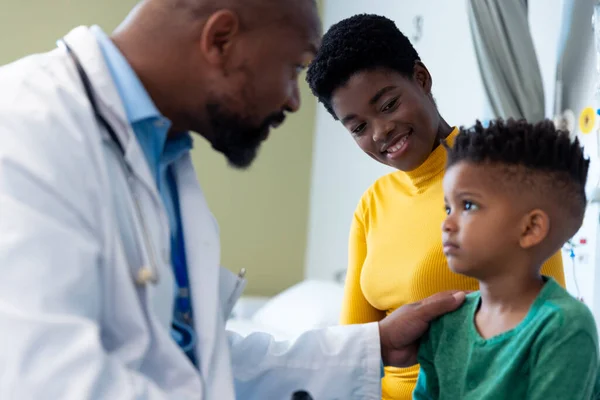 Médico Afro Americano Falar Com Rapaz Paciente Com Mãe Hospital — Fotografia de Stock