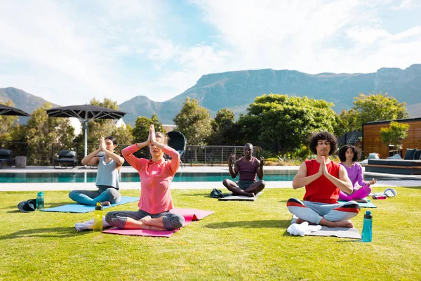 Diverse Vrienden Die Yoga Beoefenen Mediteren Tuin Gezondheid Feest Vriendschap — Stockfoto