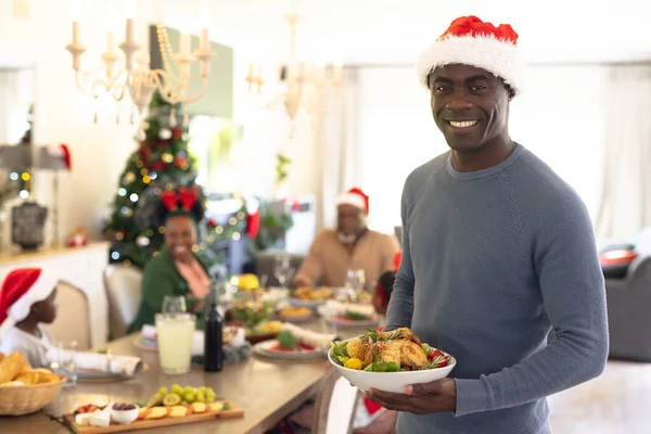 Χαρούμενη Αφροαμερικάνικη Οικογένεια Που Περνάει Χρόνο Μαζί Τρώγοντας Χριστουγεννιάτικο Γεύμα — Φωτογραφία Αρχείου