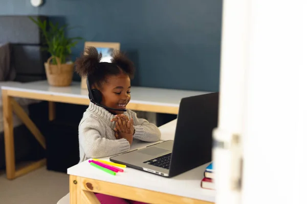 Happy African American Girl Learning Usando Laptop Fone Ouvido Casa — Fotografia de Stock