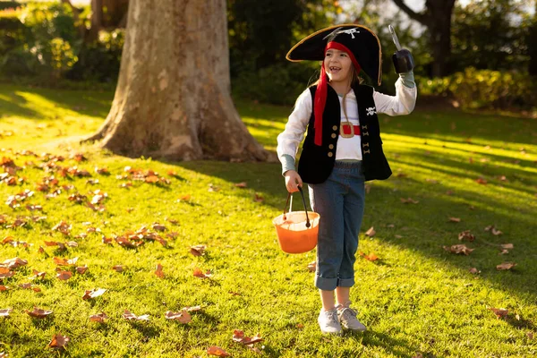 Sonbahar Bahçesinde Korsan Kostümü Giymiş Mutlu Beyaz Bir Kız Resmi — Stok fotoğraf
