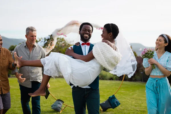 Retrato Casal Afro Americano Feliz Carregando Durante Casamento Dia Casamento — Fotografia de Stock