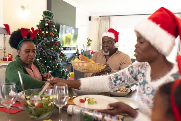 Χαρούμενη Αφροαμερικάνικη Οικογένεια Που Περνάει Χρόνο Μαζί Και Τρώει Χριστουγεννιάτικο — Φωτογραφία Αρχείου