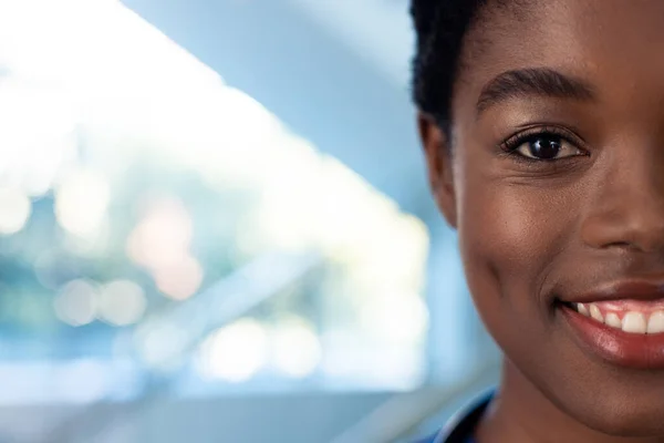 Hälften Ansikte Porträtt Leende Afrikansk Amerikansk Kvinnlig Läkare Sjukhus Korridor — Stockfoto