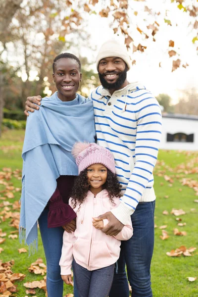 Függőleges Kép Boldog Afro Amerikai Szülőkről Lányukról Akik Ősszel Szabadban — Stock Fotó