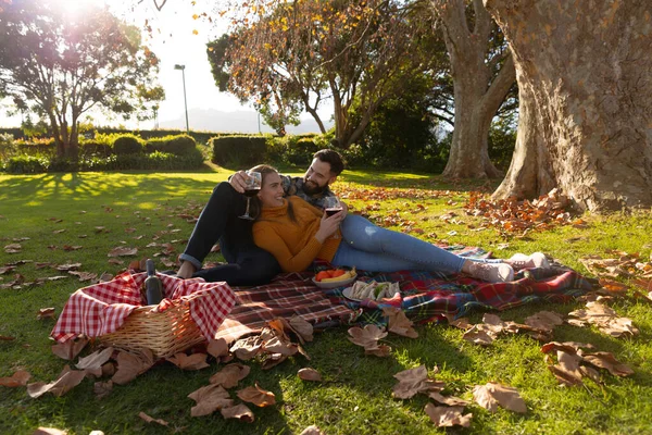 Casal Caucasiano Feliz Deitado Tapete Fazendo Piquenique Jardim Outono Ensolarado — Fotografia de Stock