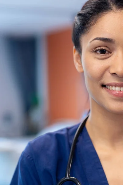 Vertikální Portrét Usmívající Biraciální Doktorky Nemocničním Oddělení Kopírovací Prostor Nemocniční — Stock fotografie