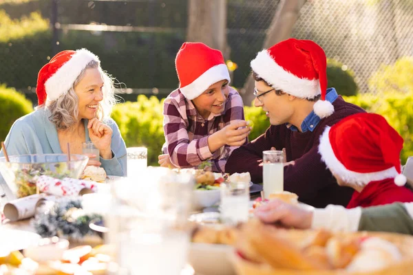 Famiglia Caucasica Trascorrere Del Tempo Insieme Avere Albero Natale Giardino — Foto Stock