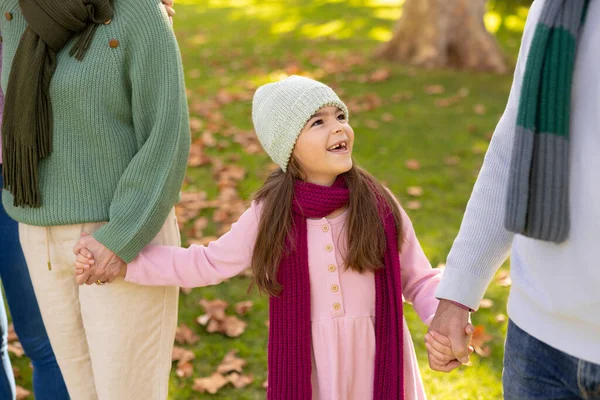 Bild Lycklig Kaukasiska Flicka Med Morföräldrar Trädgården Familj Och Tillbringa — Stockfoto