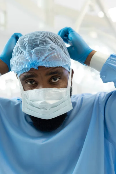 Αφροαμερικανός Χειρουργός Ρόμπα Και Καπέλο Που Δένει Μάσκα Στο Χειρουργείο — Φωτογραφία Αρχείου