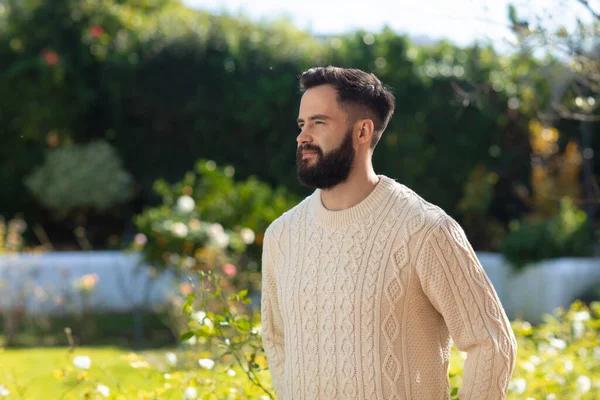 髭を生やした幸せな白人男性が庭に立って笑っている 家庭生活 健康と幸福の概念 — ストック写真