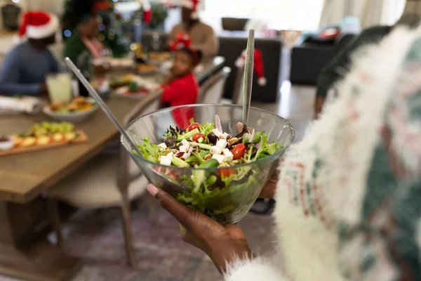 サラダアフリカ系アメリカ人の家庭を持つ女性が一緒に時間を過ごし食事をする クリスマス 家族の時間とお祝いの概念 — ストック写真
