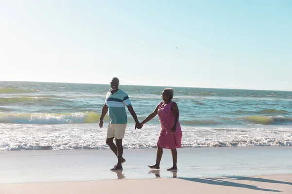 Glückliches Afrikanisch Amerikanisches Seniorenpaar Hält Händchen Und Spaziert Bei Klarem — Stockfoto
