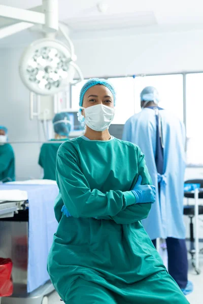 Vertical Portrait Smiling Biracial Female Surgeon Mask Operating Theatre Copy — Stock Photo, Image