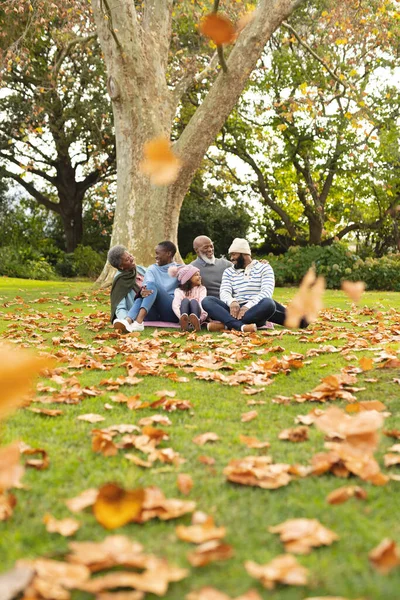 Pionowy Obraz Szczęśliwej Afrykańskiej Rodziny Wielopokoleniowej Jesiennym Ogrodzie Koncepcja Rodziny — Zdjęcie stockowe